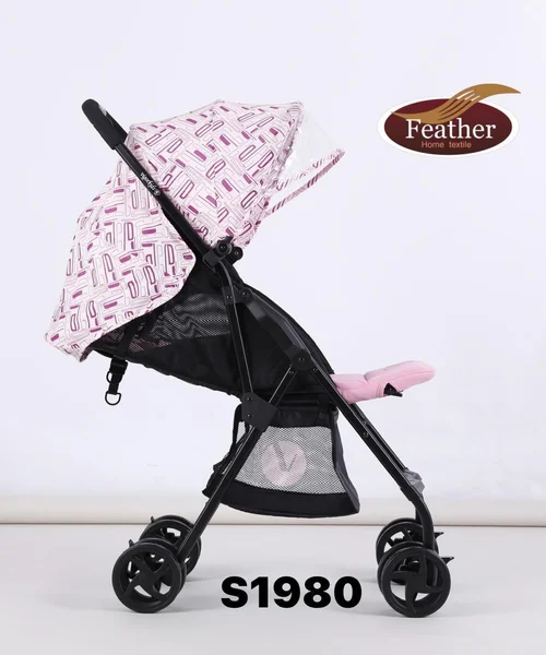 عربة الأطفال بلونها الوردي من ماركة فذر تعتبر خياراً رائعاً للأهالي الذين يبحثون عن الأناقة والراحة-S1980